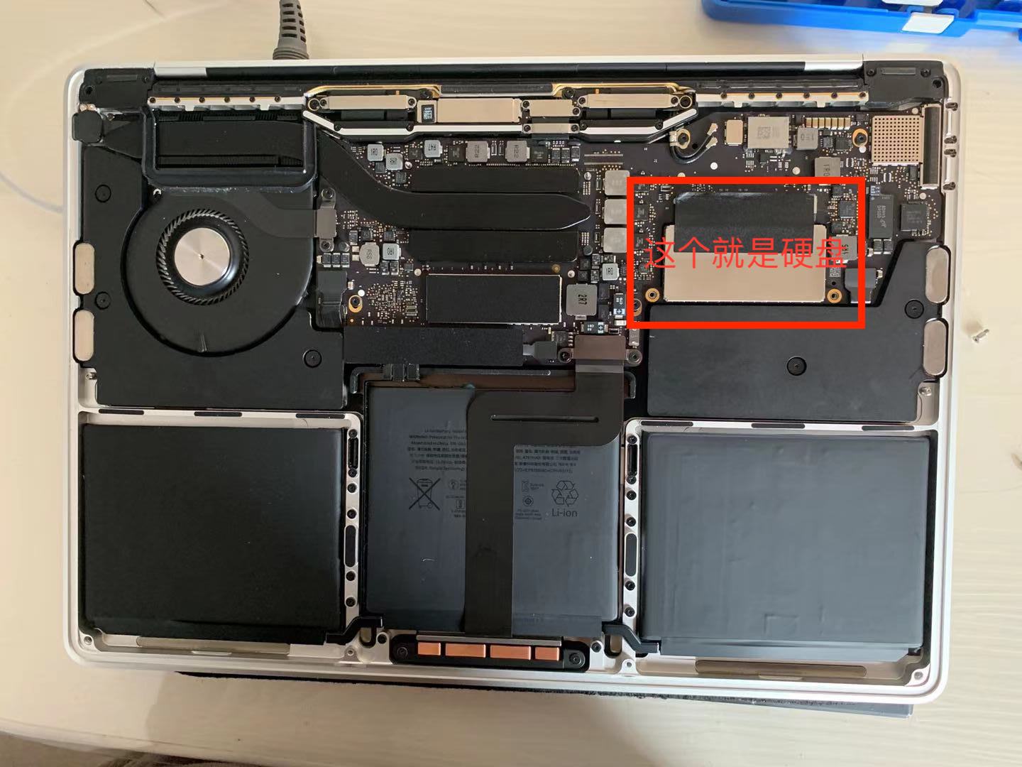 苹果电脑MacBook Pro 2017款拆后盖，升级硬盘